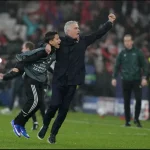 Mourinho Ôm Chặt Cậu Bé Nhặt Bóng, Cả Sân Benfica Điên Cuồng Khi Thủ Môn Ghi Bàn Phút 98 Hạ Gục Real Madrid 1