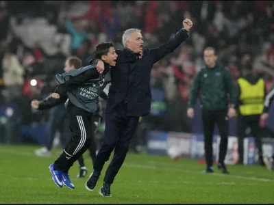 Mourinho Ôm Chặt Cậu Bé Nhặt Bóng, Cả Sân Benfica Điên Cuồng Khi Thủ Môn Ghi Bàn Phút 98 Hạ Gục Real Madrid