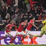 Cú đánh đầu gây sốc của thủ môn Ukraine, Benfica lách khe cửa hẹp vào play-off Champions League 1