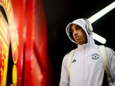 Leny Yoro ‘bốc hơi’ ở MU: Thương vụ 62 triệu euro đang thành thảm họa?