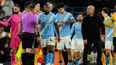 Pep Guardiola 'nổi điên' với trọng tài sau trận thắng Man City: 'Howard Webb, hãy ra đây giải thích!' 1