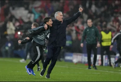 Mourinho Ôm Chặt Cậu Bé Nhặt Bóng, Cả Sân Benfica Điên Cuồng Khi Thủ Môn Ghi Bàn Phút 98 Hạ Gục Real Madrid 1