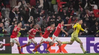 Cú đánh đầu gây sốc của thủ môn Ukraine, Benfica lách khe cửa hẹp vào play-off Champions League 1