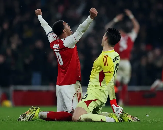 Gabriel và Kepa cùng nhau ăn mừng sau khi Kai Havertz ghi bàn vào lưới Chelsea