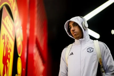 Leny Yoro 'bốc hơi' ở MU: Thương vụ 62 triệu euro đang thành thảm họa? 1