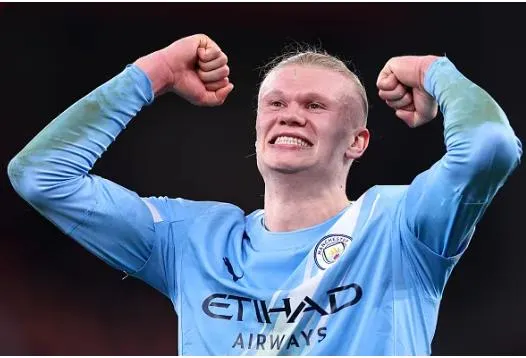Erling Haaland giup Man City danh bai Liverpool 2-1 tai Anfield.